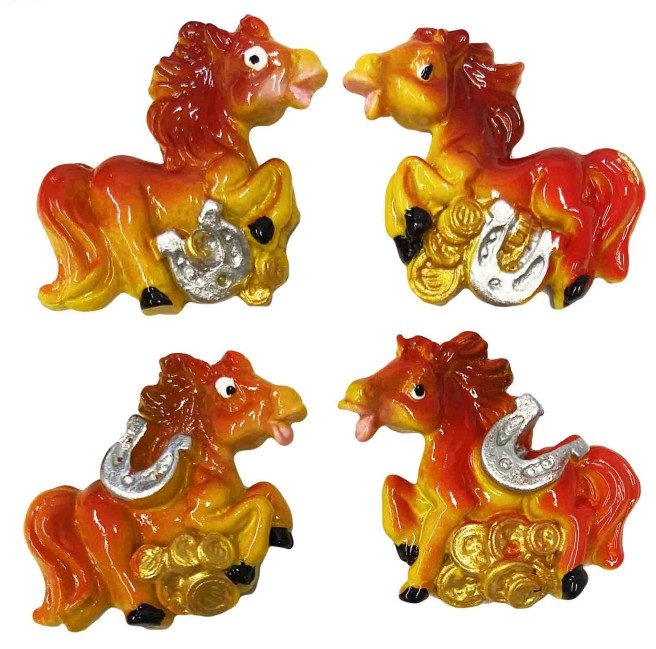 detail Magnet „Koník s mincemi a podkovou“, 3,5×4 cm